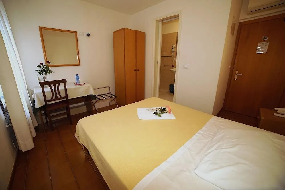 Hotel Canada Venice 2*,